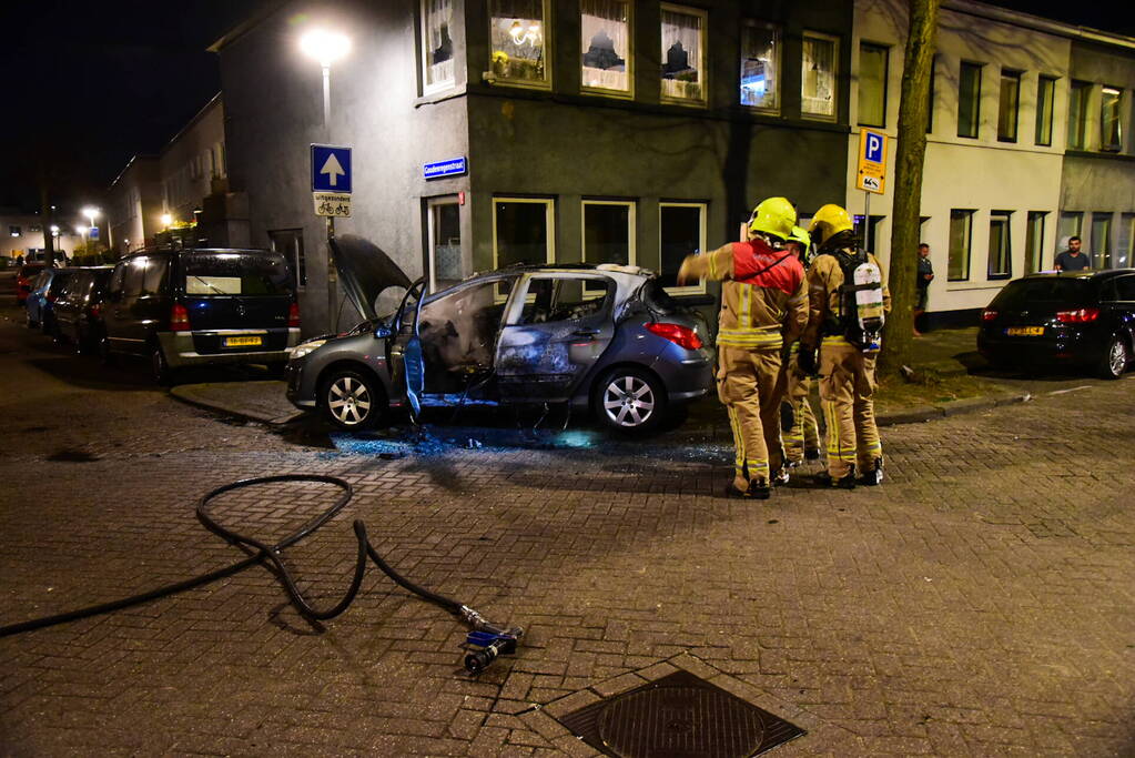 Auto brandt volledig uit