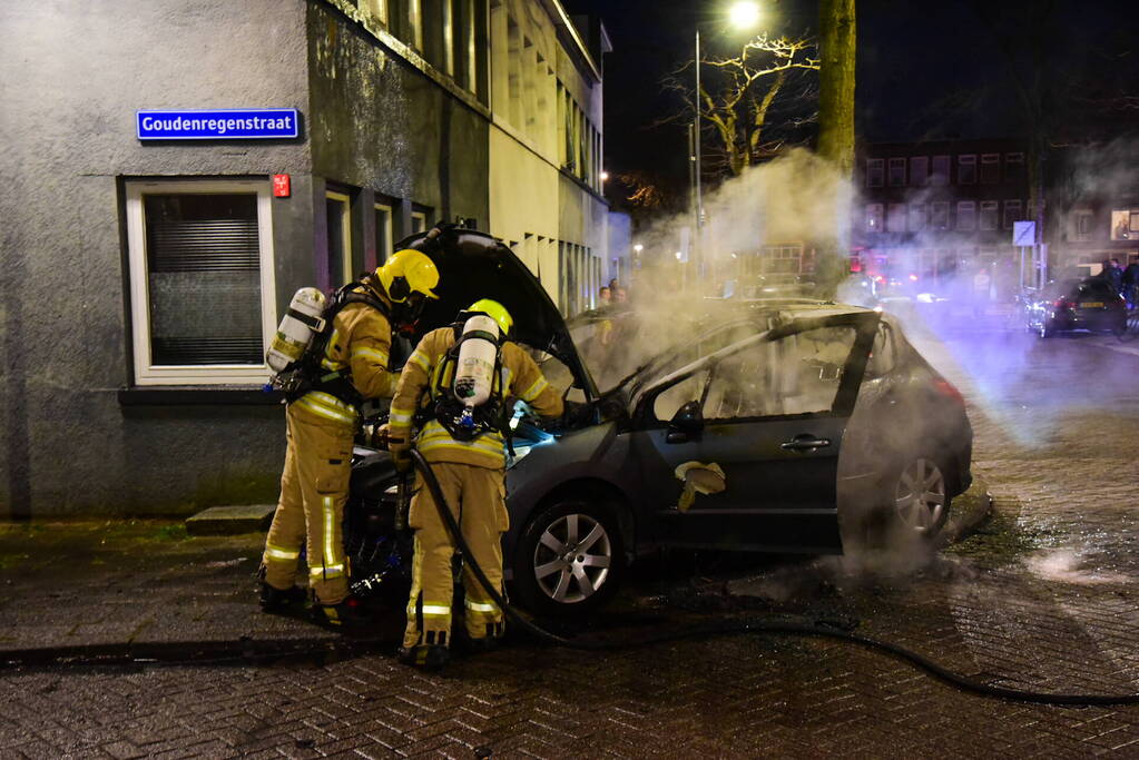 Auto brandt volledig uit