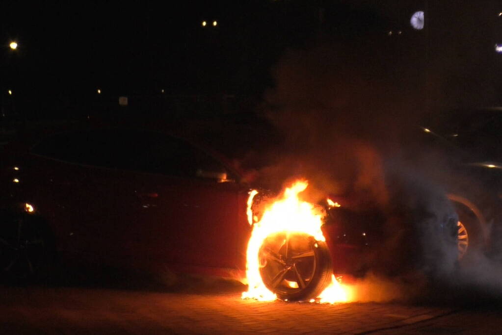 Geparkeerde personenauto vat vlam