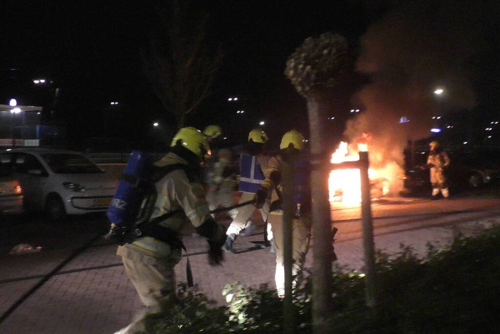Geparkeerde personenauto vat vlam