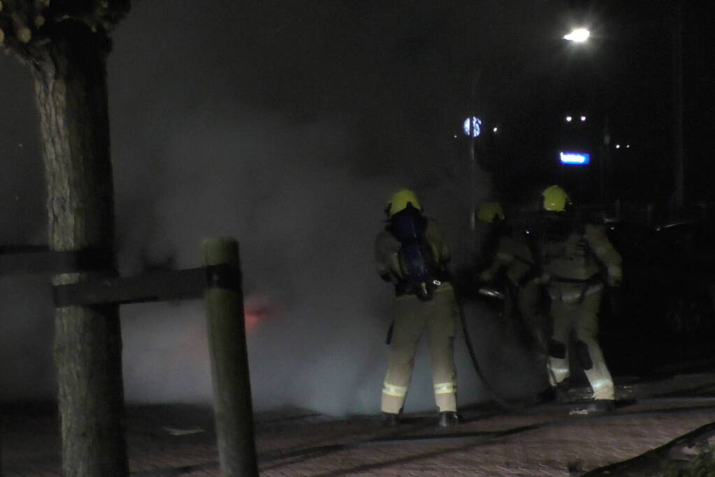 Geparkeerde personenauto vat vlam