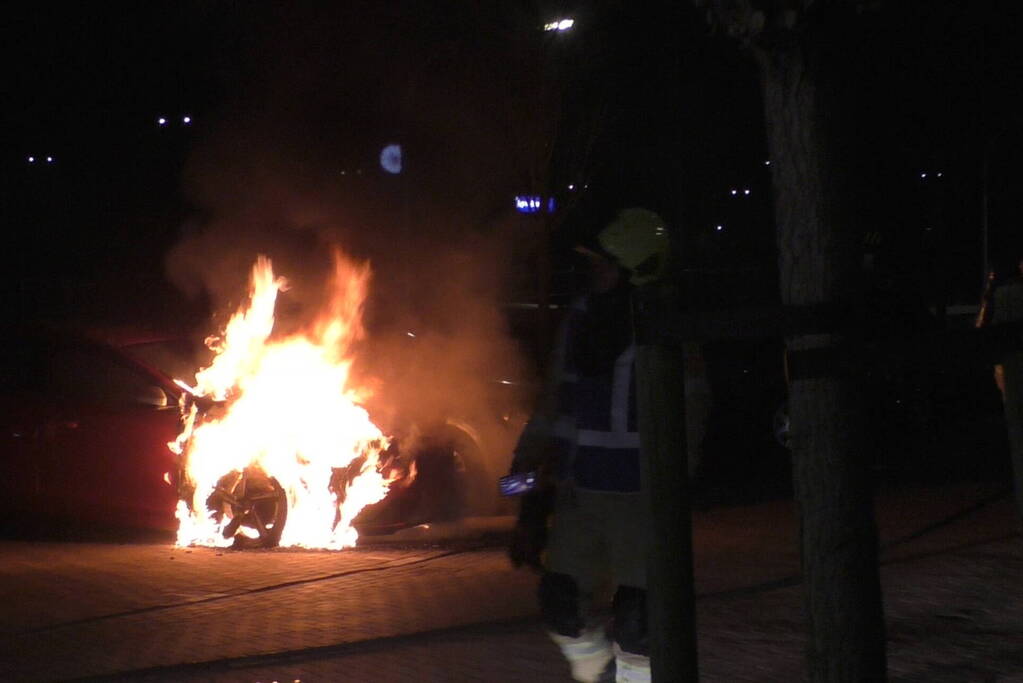 Geparkeerde personenauto vat vlam