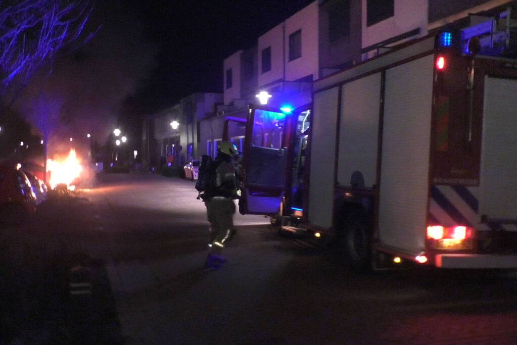 Geparkeerde personenauto vat vlam