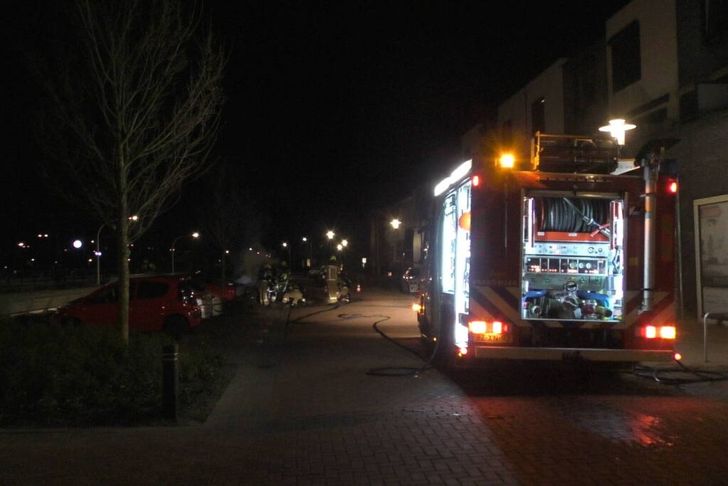 Geparkeerde personenauto vat vlam