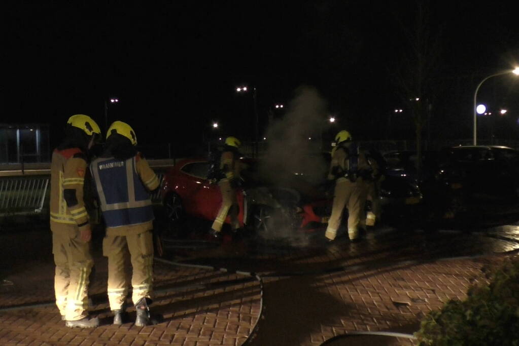 Geparkeerde personenauto vat vlam