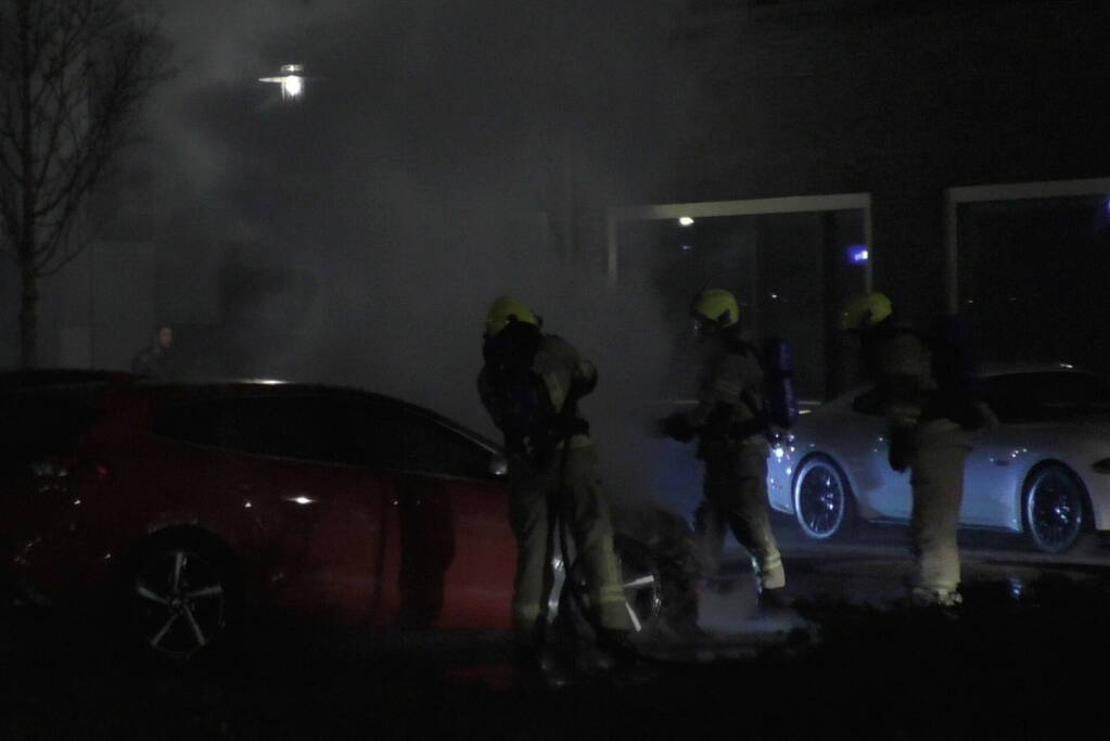 Geparkeerde personenauto vat vlam