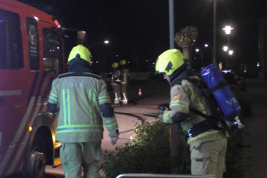 Geparkeerde personenauto vat vlam