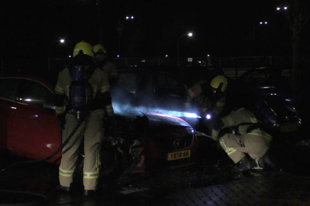 Geparkeerde personenauto vat vlam