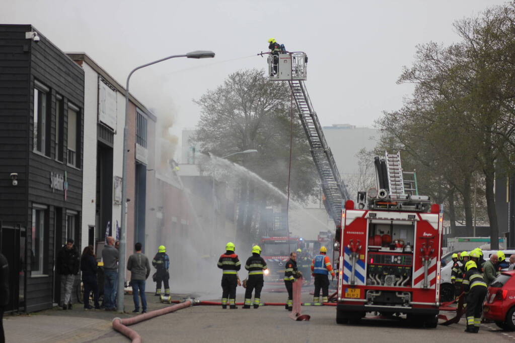 Zeer grote brand in bedrijfspand