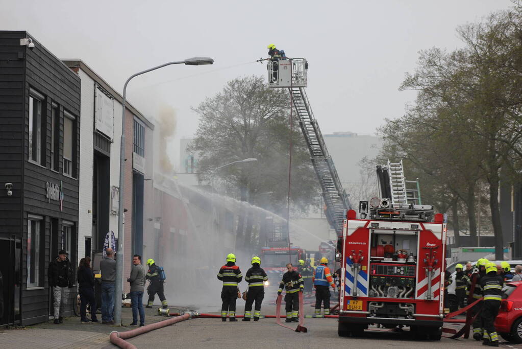 Zeer grote brand in bedrijfspand