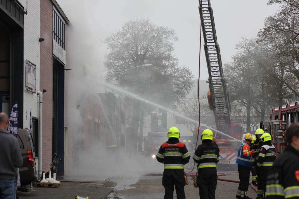 Zeer grote brand in bedrijfspand