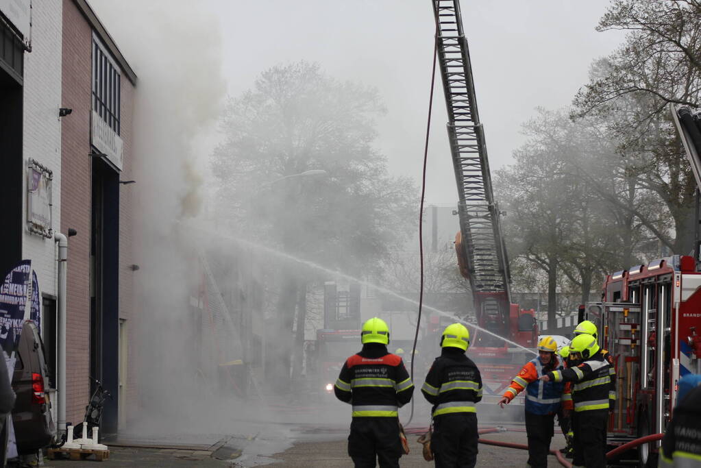 Zeer grote brand in bedrijfspand