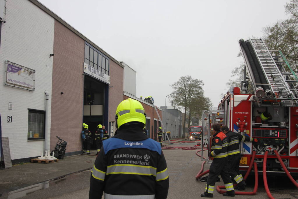 Zeer grote brand in bedrijfspand