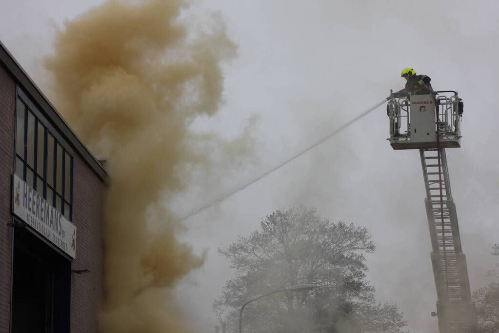 Zeer grote brand in bedrijfspand