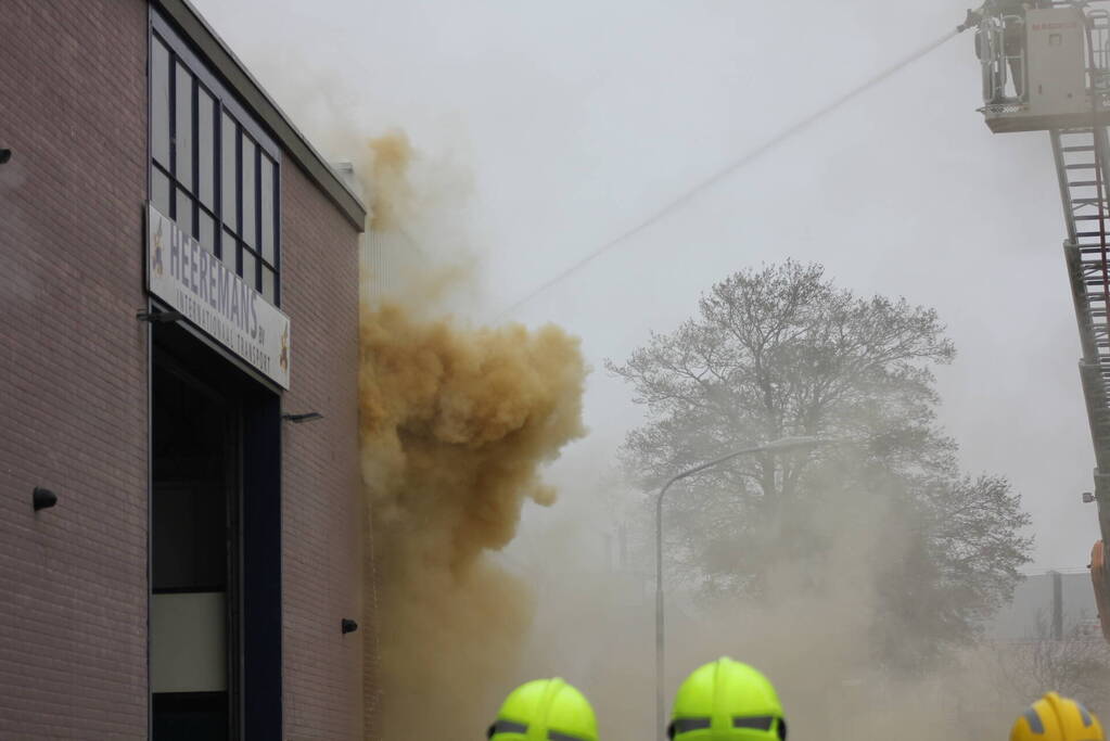 Zeer grote brand in bedrijfspand