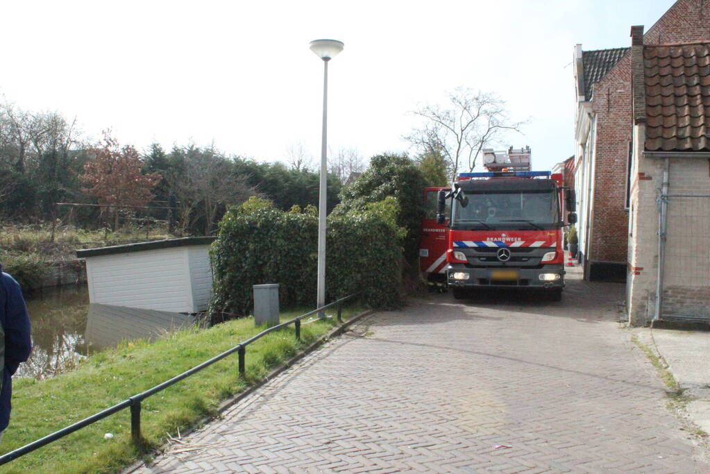 Brandweer pompt Zinkende woonboot leeg