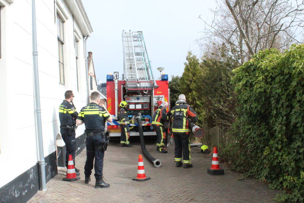Brandweer pompt Zinkende woonboot leeg