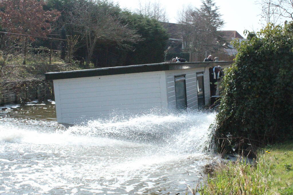 Brandweer pompt Zinkende woonboot leeg