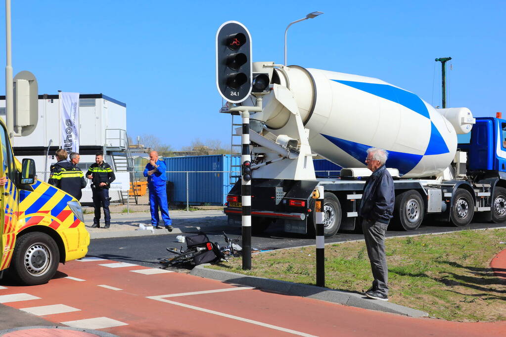 Fietsster ernstig gewond bij botsing met vrachtwagen