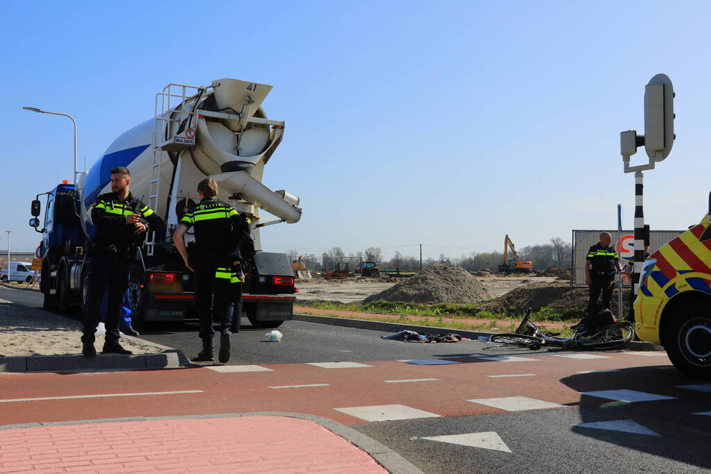 Fietsster ernstig gewond bij botsing met vrachtwagen