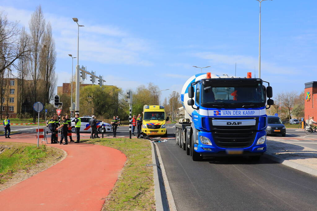 Fietsster ernstig gewond bij botsing met vrachtwagen