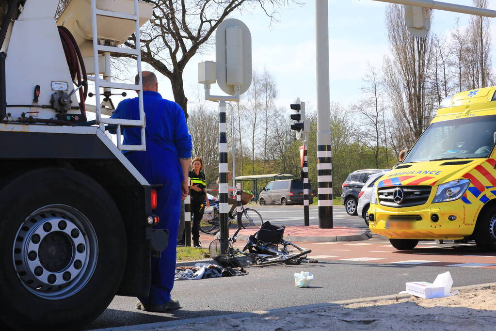 Fietsster ernstig gewond bij botsing met vrachtwagen