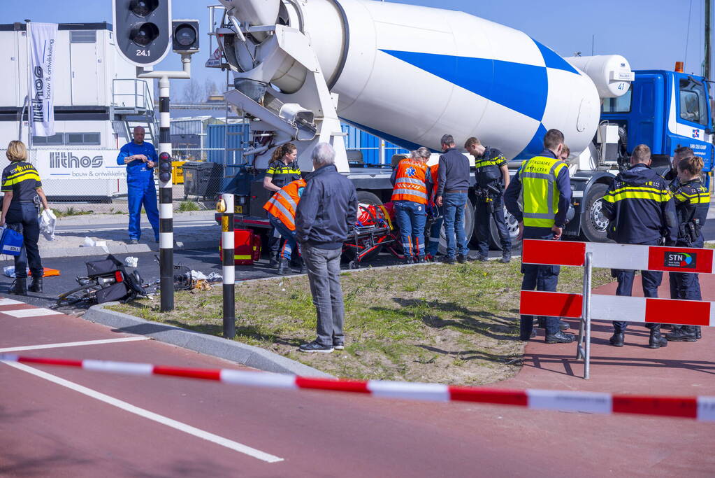 Fietsster ernstig gewond bij botsing met vrachtwagen