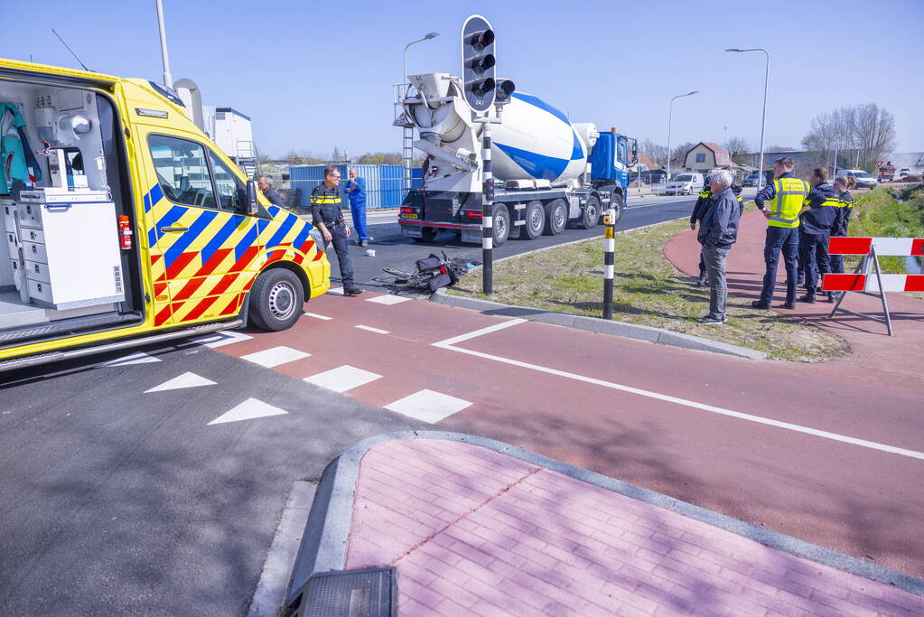 Fietsster ernstig gewond bij botsing met vrachtwagen