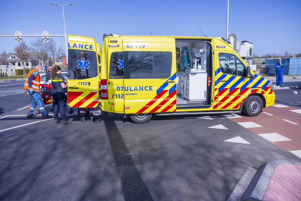 Fietsster ernstig gewond bij botsing met vrachtwagen