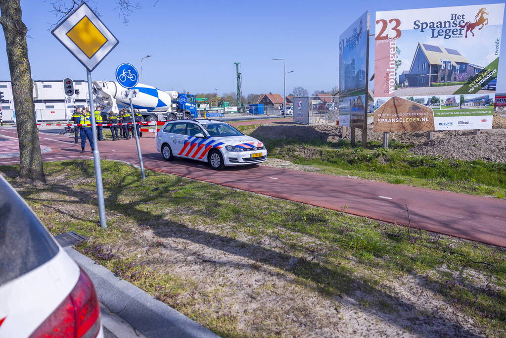 Fietsster ernstig gewond bij botsing met vrachtwagen
