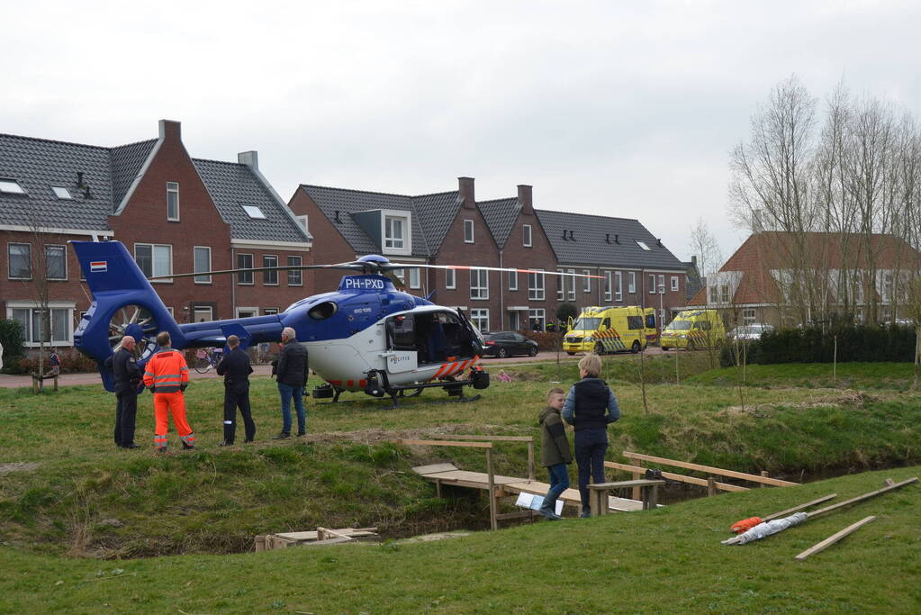Trauma- en politiehelikopter landen voor incident in woning