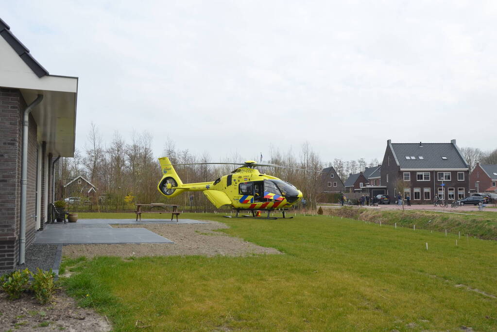 Trauma- en politiehelikopter landen voor incident in woning