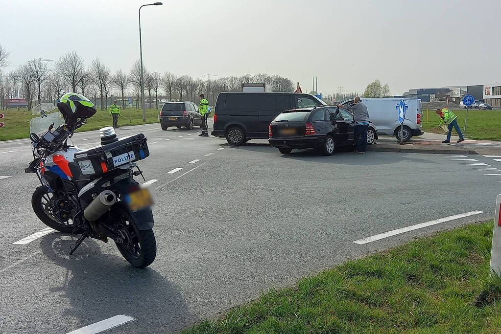 Bestelbus en personwagen botsen op kruispunt