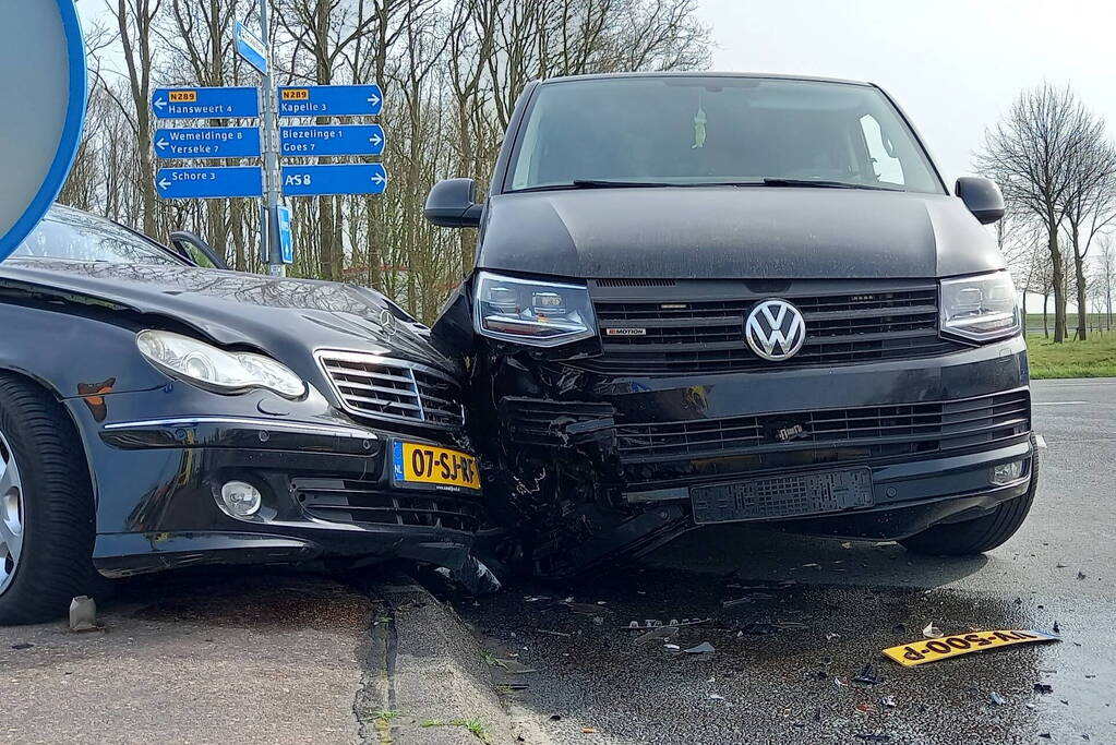 Bestelbus en personwagen botsen op kruispunt