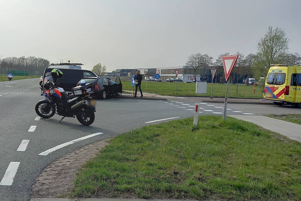 Bestelbus en personwagen botsen op kruispunt