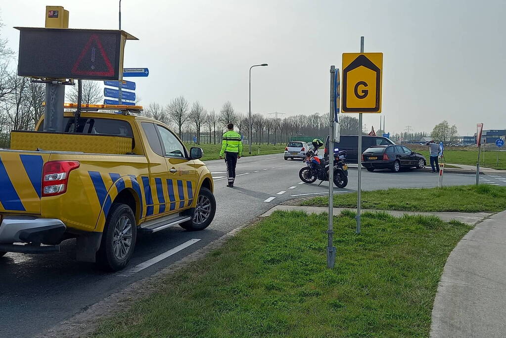 Bestelbus en personwagen botsen op kruispunt