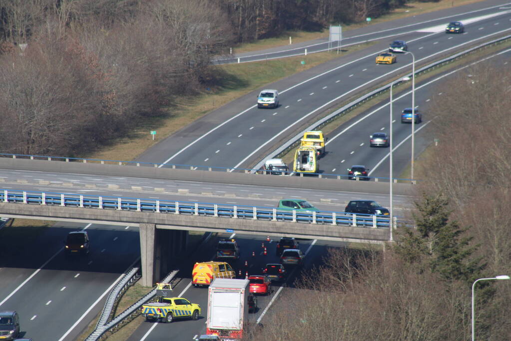 Drie auto's botsen op snelweg