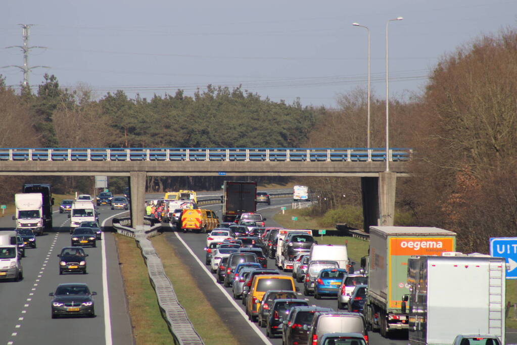 Drie auto's botsen op snelweg