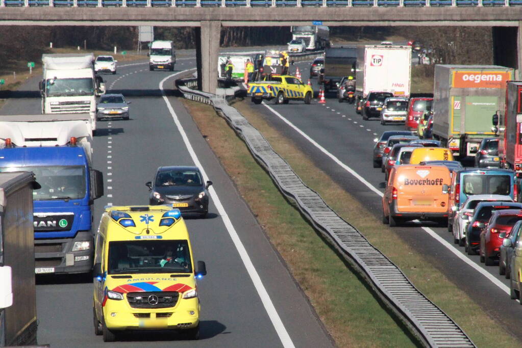 Drie auto's botsen op snelweg