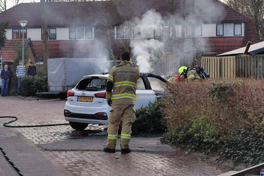 Brandweer blust flinke brand in personenauto
