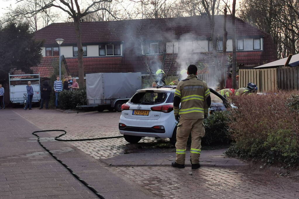 Brandweer blust flinke brand in personenauto