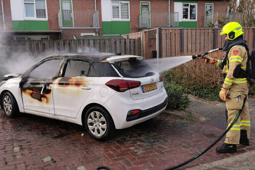Brandweer blust flinke brand in personenauto