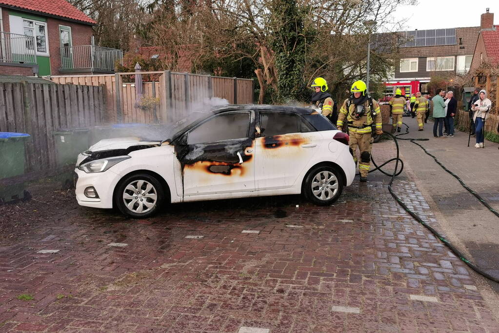 Brandweer blust flinke brand in personenauto