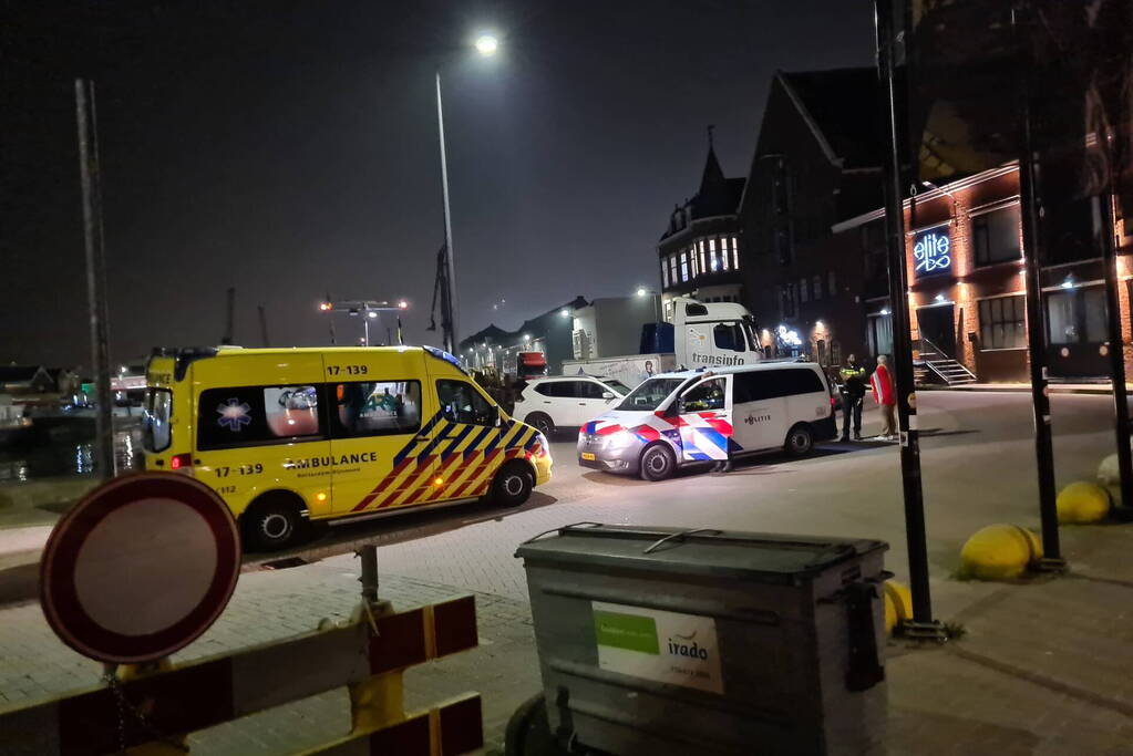 Persoon valt in water Koningin Wilhelminahaven