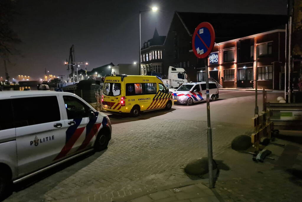 Persoon valt in water Koningin Wilhelminahaven