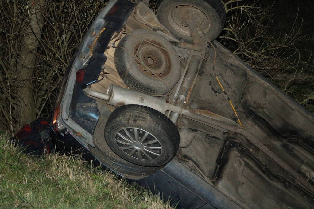 Bestuurder belandt met auto in sloot