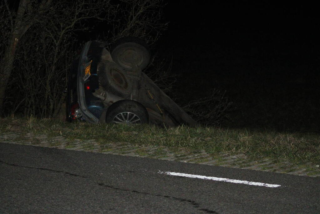 Bestuurder belandt met auto in sloot