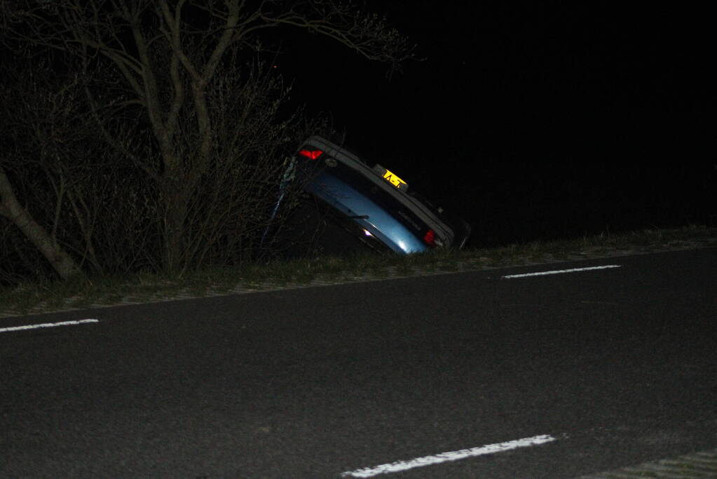 Bestuurder belandt met auto in sloot