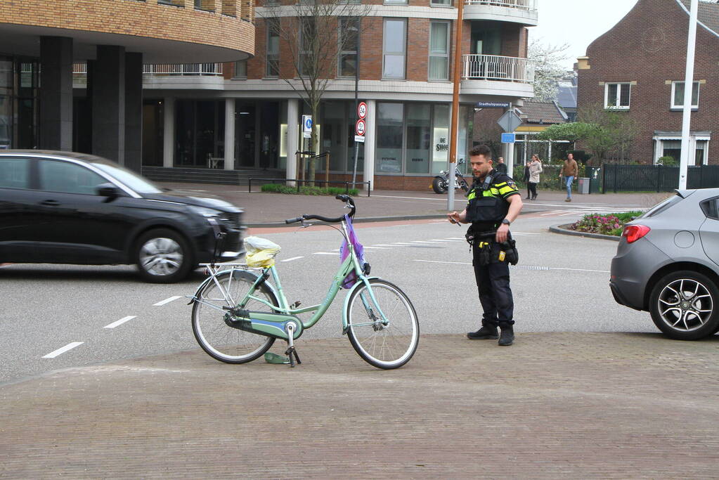 Fietsster geschept door personenauto