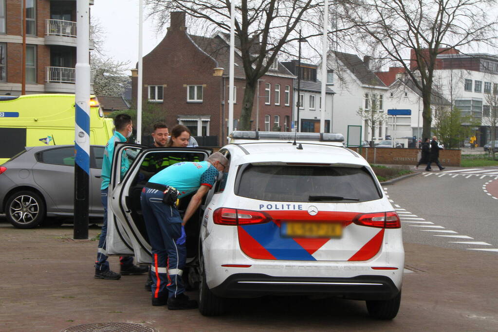 Fietsster geschept door personenauto